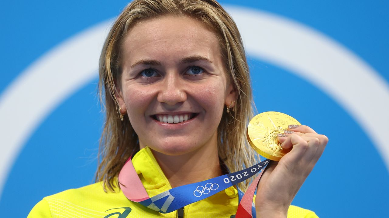 Tokyo 2020 Olympics - Swimming - Women's 200m Freestyle - Medal Ceremony - Tokyo Aquatics Centre - Tokyo, Japan - July 28, 2021. Ariarne Titmus of Australia poses with her gold medal REUTERS/Kai Pfaffenbach