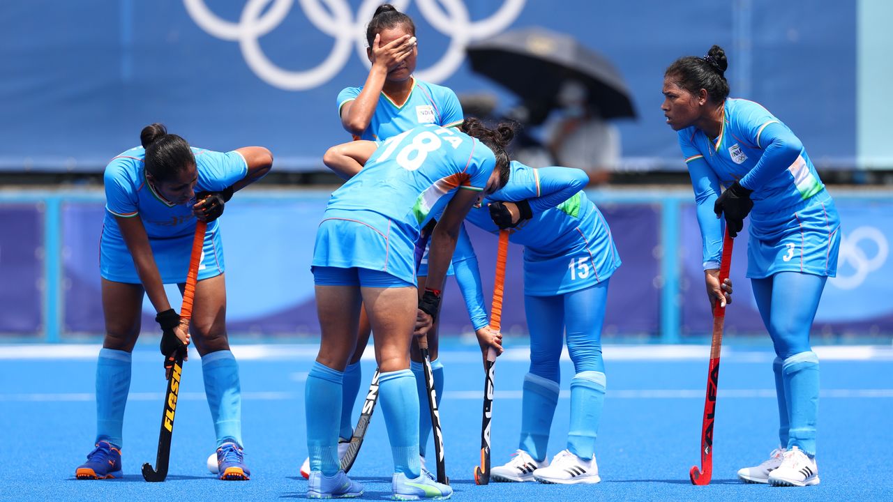 Tokyo 2020 Olympics - Hockey - Women's Pool A - Britain v India - Oi Hockey Stadium, Tokyo, Japan - July 28, 2021. Grace Balsdon of Britain celebrates with teammates after scoring. REUTERS/Bernadett Szabo