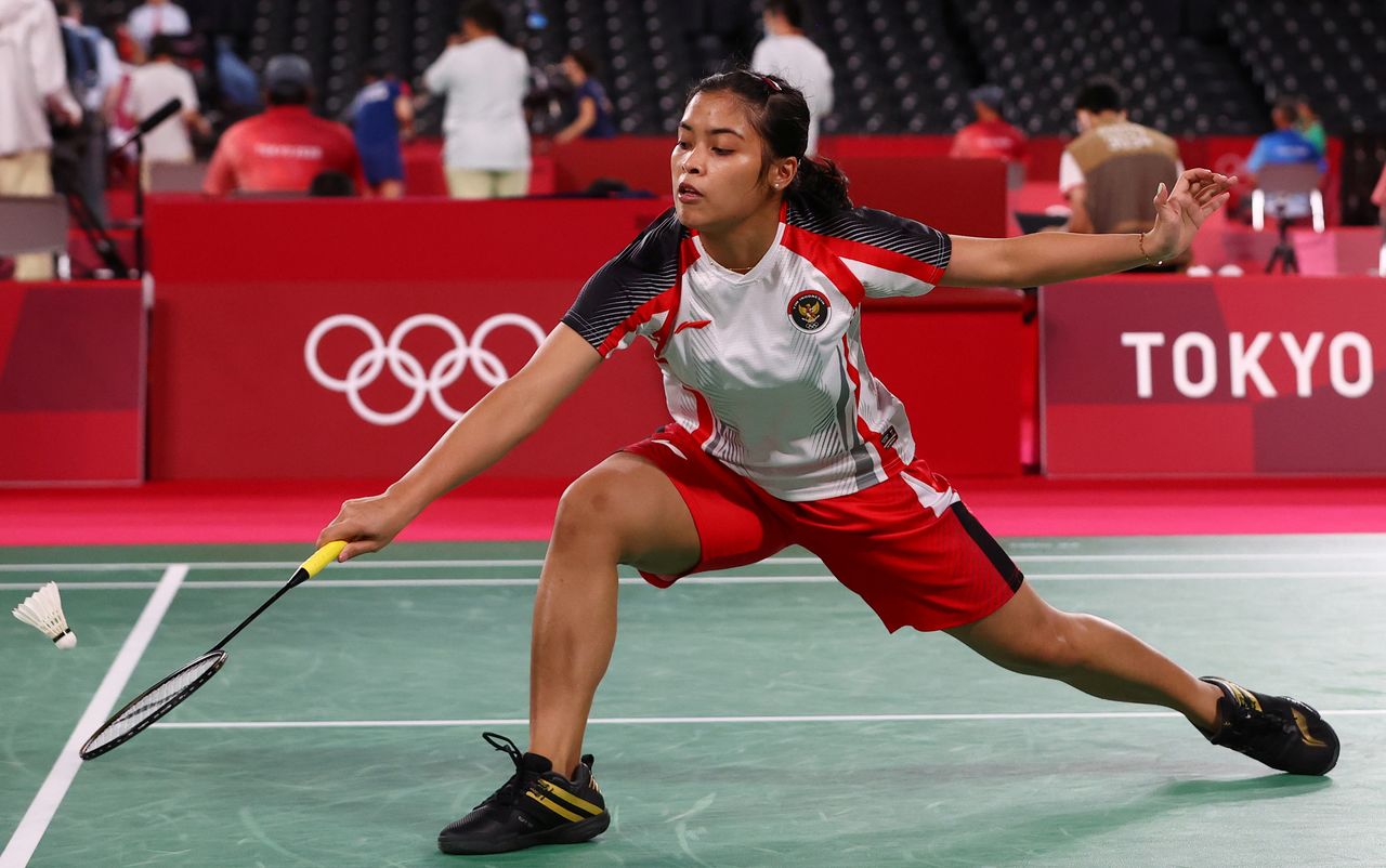 Tokyo 2020 Olympics - Badminton - Women's Singles - Group Stage - MFS - Musashino Forest Sport Plaza, Tokyo, Japan – July 28, 2021. Gregoria Mariska Tunjung of Indonesia in action during the match against Lianne Tan of Belgium. REUTERS/Leonhard Foeger