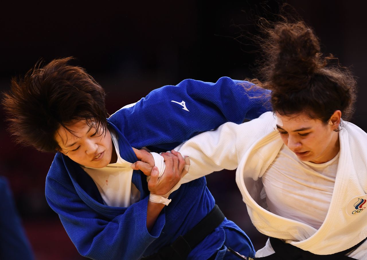 Tokyo 2020 Olympics - Judo - Women's 70kg - Semifinal - Nippon Budokan - Tokyo, Japan - July 28, 2021. Madina Taimazova of the Russian Olympic Committee in action against Chizuru Arai of Japan REUTERS/Annegret Hilse