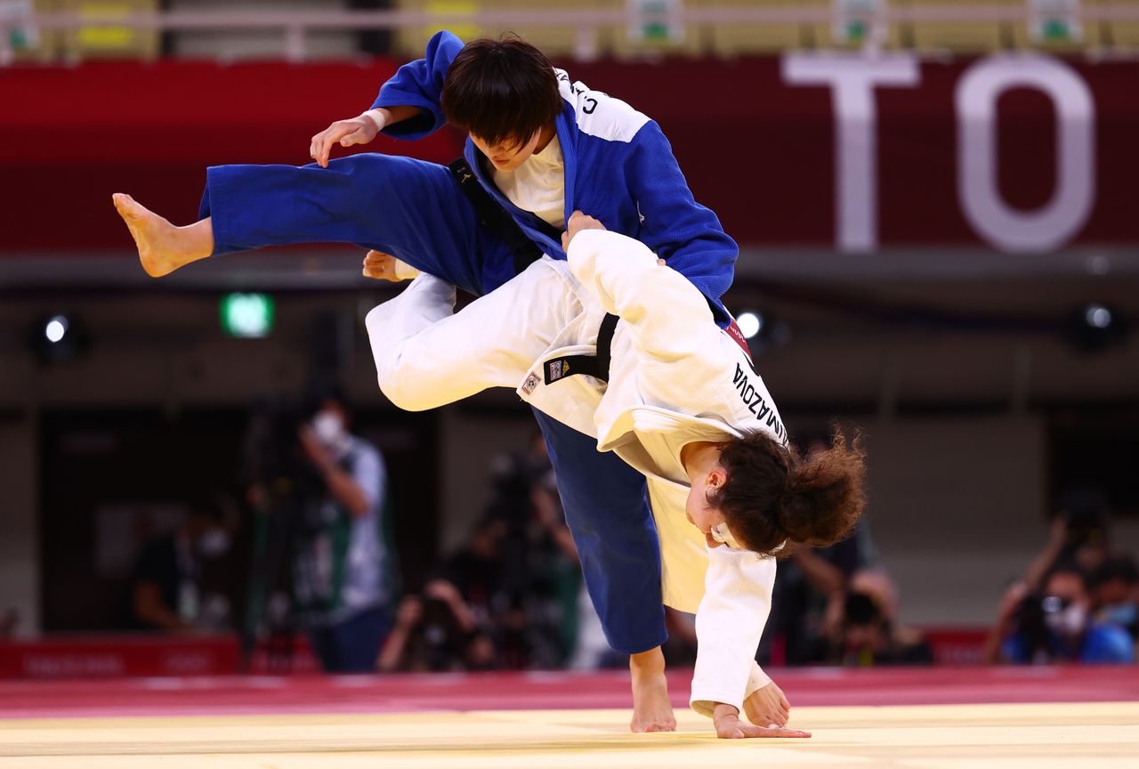 Tokyo 2020 Olympics - Judo - Women's 70kg - Semifinal - Nippon Budokan - Tokyo, Japan - July 28, 2021. Madina Taimazova of the Russian Olympic Committee in action against Chizuru Arai of Japan REUTERS/Sergio Perez