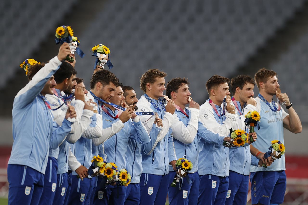 Tokyo 2020 Olympics - Rugby Sevens - Men - Medal Ceremony - Tokyo Stadium - Tokyo, Japan - July 28, 2021. Argentina players react after receiving bronze medals. REUTERS/Phil Noble