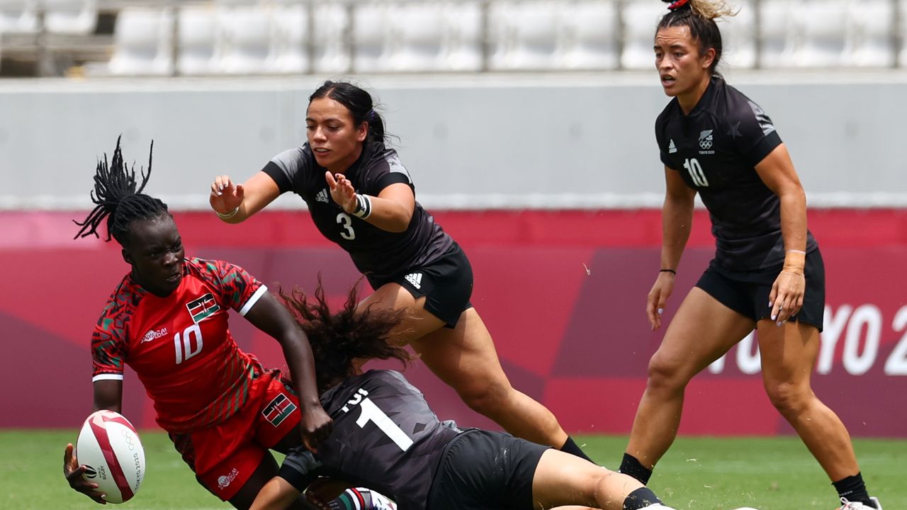 Tokyo 2020 Olympics - Rugby Sevens - Women - Pool A - New Zealand v Kenya - Tokyo Stadium - Tokyo, Japan - July 29, 2021. Grace Adhiambo Okulu of Kenya in action with Ruby Tui of New Zealand and Stacey Fluhler of New Zealand. REUTERS/Siphiwe Sibeko
