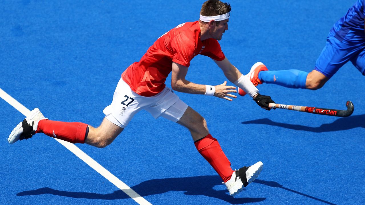 Tokyo 2020 Olympics - Hockey - Men's Pool B - Netherlands v Britain - Oi Hockey Stadium, Tokyo, Japan - July 29, 2021. Liam Sanford of Britain in action against Sander de Wijn of the Netherlands. REUTERS/Corinna Kern