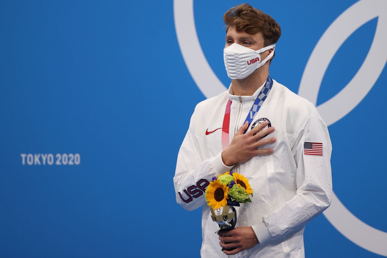 Tokyo 2020 Olympics - Swimming - Men's 800m Freestyle - Medal Ceremony - Tokyo Aquatics Centre - Tokyo, Japan - July 29, 2021. Gold medalist Robert Finke of the United States celebrates on the podium REUTERS/Molly Darlington