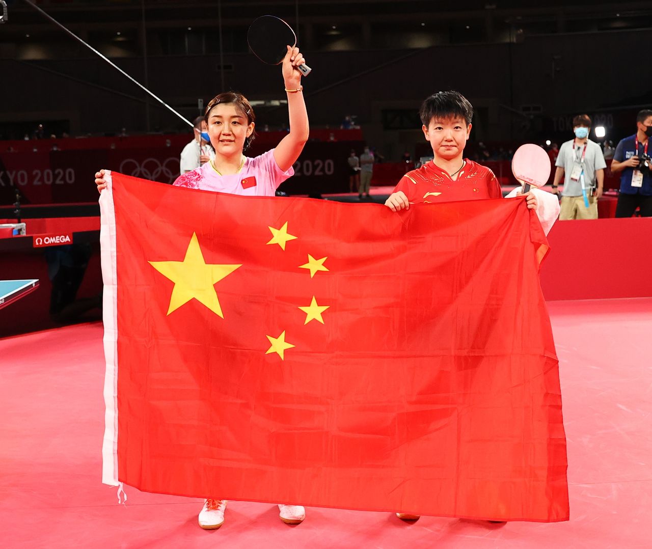 Tokyo 2020 Olympics - Table Tennis - Women's Singles - Gold medal match - Tokyo Metropolitan Gymnasium - Tokyo, Japan - July 29, 2021. Chen Meng of China and Sun Yingsha of China pose with the flag of China after Chen won the match REUTERS/Luisa Gonzalez