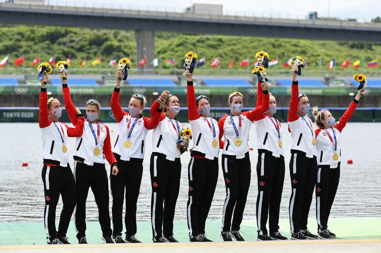 Tokyo 2020 Olympics - Rowing - Women's Eight - Medal Ceremony - Sea Forest Waterway, Tokyo, Japan - July 30, 2021. Gold medallists coxswain Kristen Kit of Canada, Avalon Wasteneys of Canada, Sydney Payne of Canada, Madison Mailey of Canada, Susanne Grainger of Canada, Andrea Proske of Canada, Christine Roper of Canada, Kasia Gruchalla-Wesierski of Canada and Lisa Roman of Canada during the medal ceremony REUTERS/Piroschka Van De Wouw