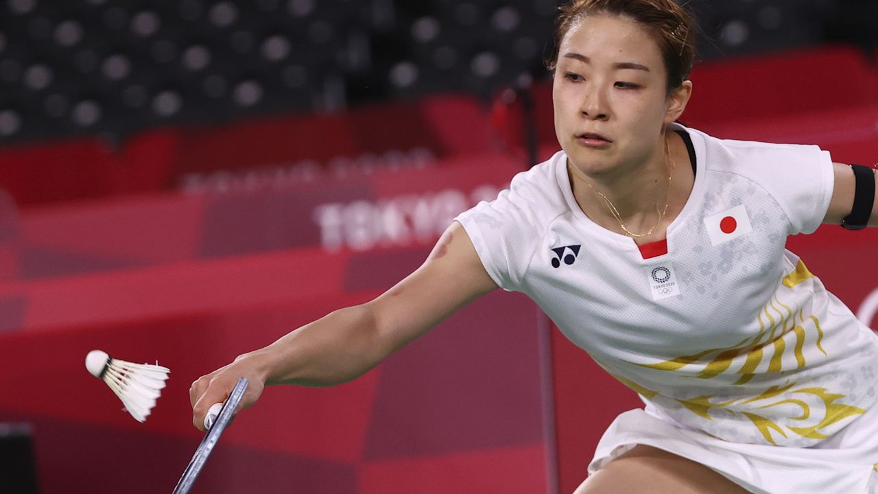 Tokyo 2020 Olympics - Badminton - Women's Singles - Quarterfinal - MFS - Musashino Forest Sport Plaza, Tokyo, Japan – July 30, 2021. Nozomi Okuhara of Japan in action during the match against He Bingjiao of China. REUTERS/Leonhard Foeger