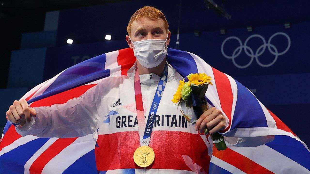 Tokyo 2020 Olympics - Swimming - Men's 200m Freestyle - Medal Ceremony - Tokyo Aquatics Centre - Tokyo, Japan - July 27, 2021. Tom Dean of Britain poses with his gold medal. REUTERS/Marko Djurica