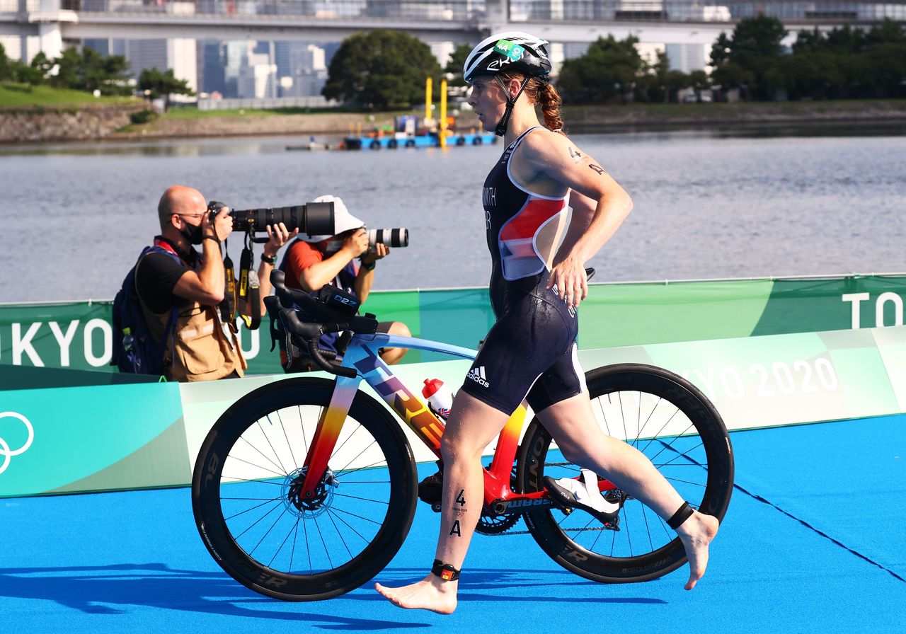 Tokyo 2020 Olympics - Triathlon - Mixed Team Relay - Final - Odaiba Marine Park, Tokyo, Japan - July 31, 2021. Jessica Learmonth of Britain in action REUTERS/Kacper Pempel