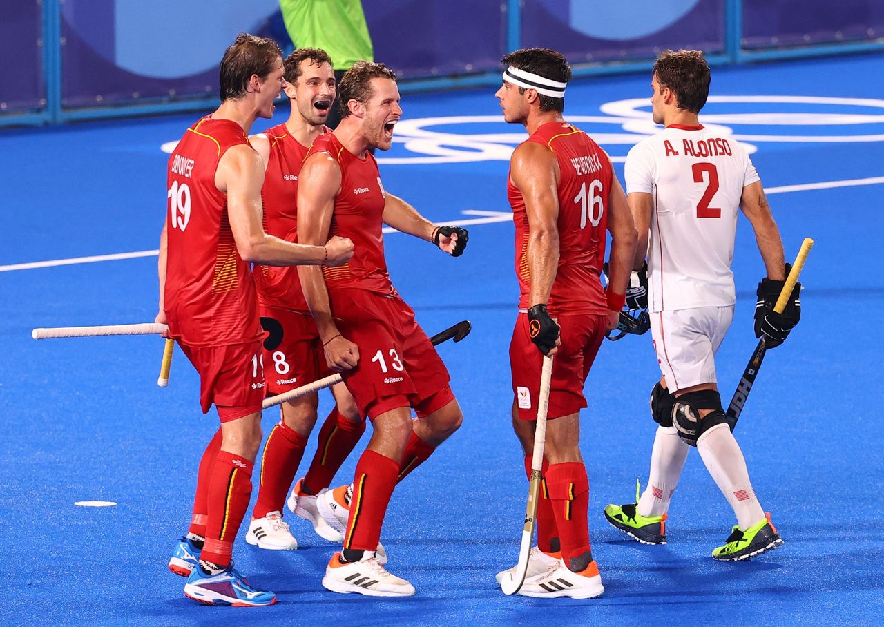 Tokyo 2020 Olympics - Hockey - Men - Quarterfinal - Belgium v Spain - Oi Hockey Stadium, Tokyo, Japan - August 1, 2021. Alex Hendrickx of Belgium celebrates with teammates after scoring. REUTERS/Bernadett Szabo