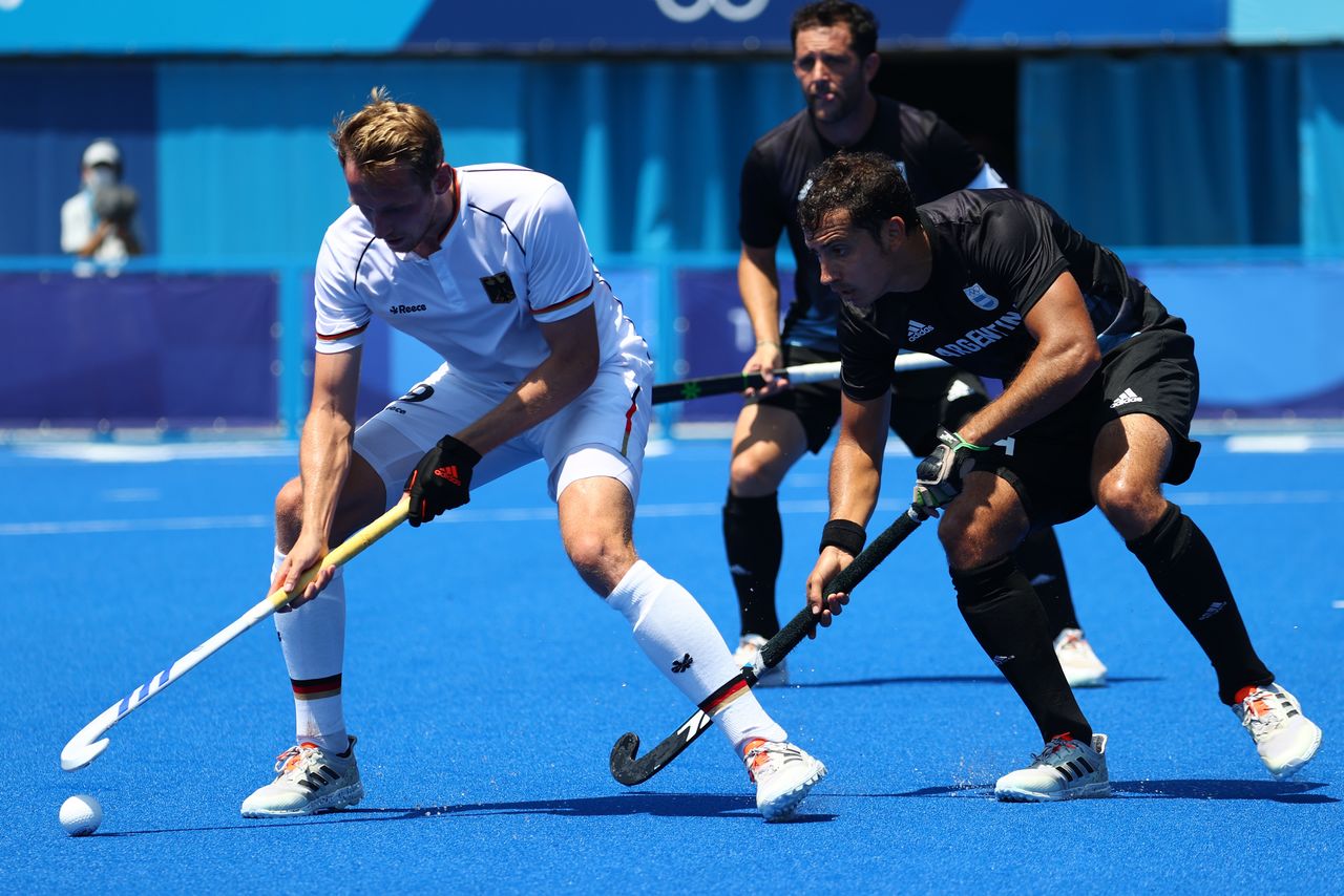 Tokyo 2020 Olympics - Hockey - Men - Quarterfinal - Germany v Argentina - Oi Hockey Stadium, Tokyo, Japan - August 1, 2021. Niklas Wellen of Germany in action against Nicolas Cicileo of Argentina. REUTERS/Bernadett Szabo