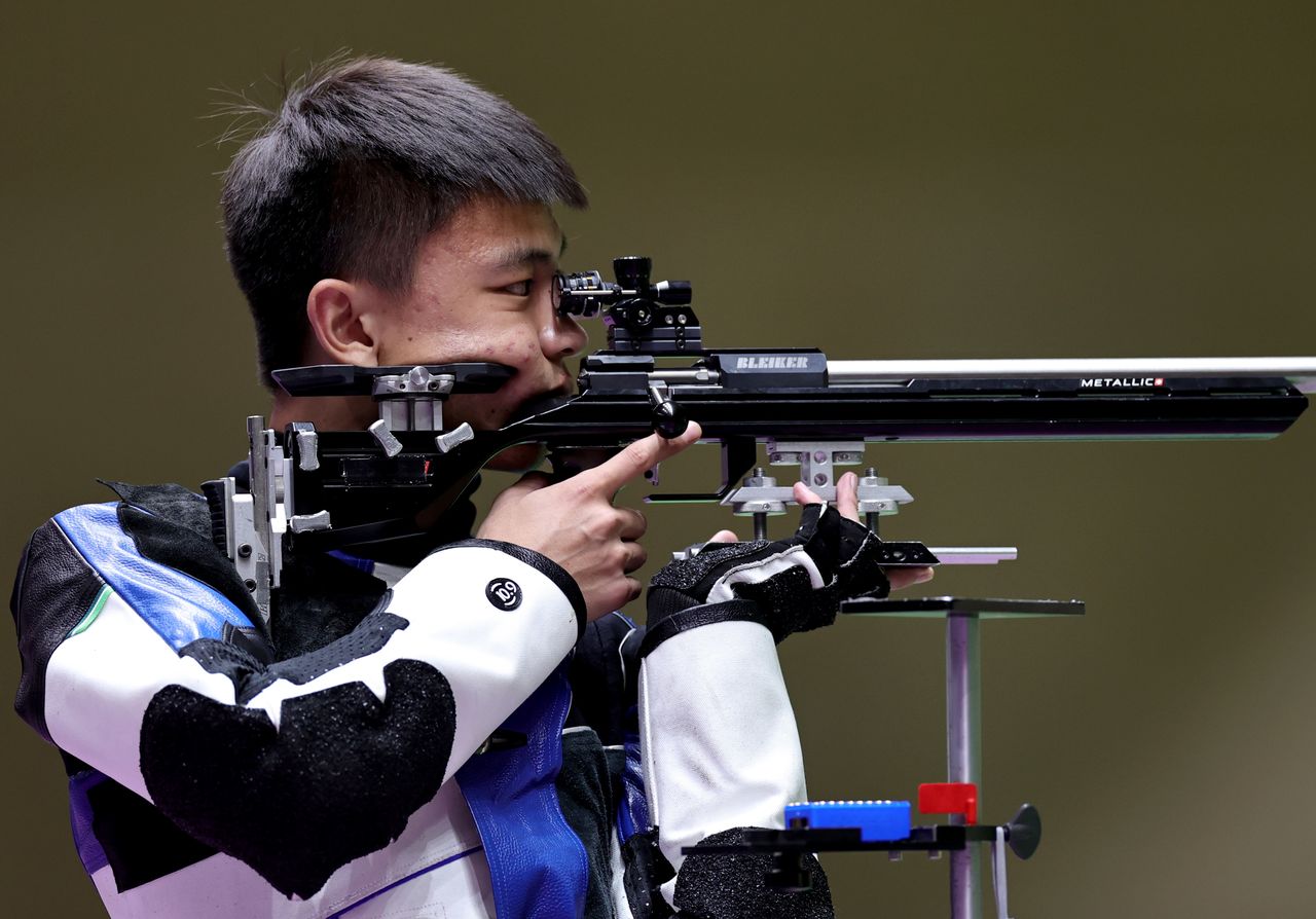 OlympicsShootingZhang sets rifle 3P world record, Quiquampoix wins