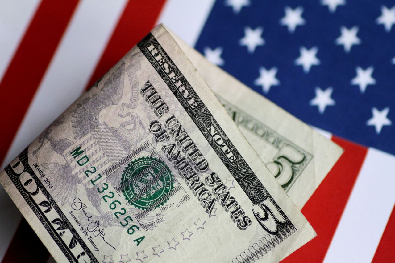 FILE PHOTO: A U.S. five dollar note is seen in this illustration photo June 1, 2017. REUTERS/Thomas White/Illustration//File Photo