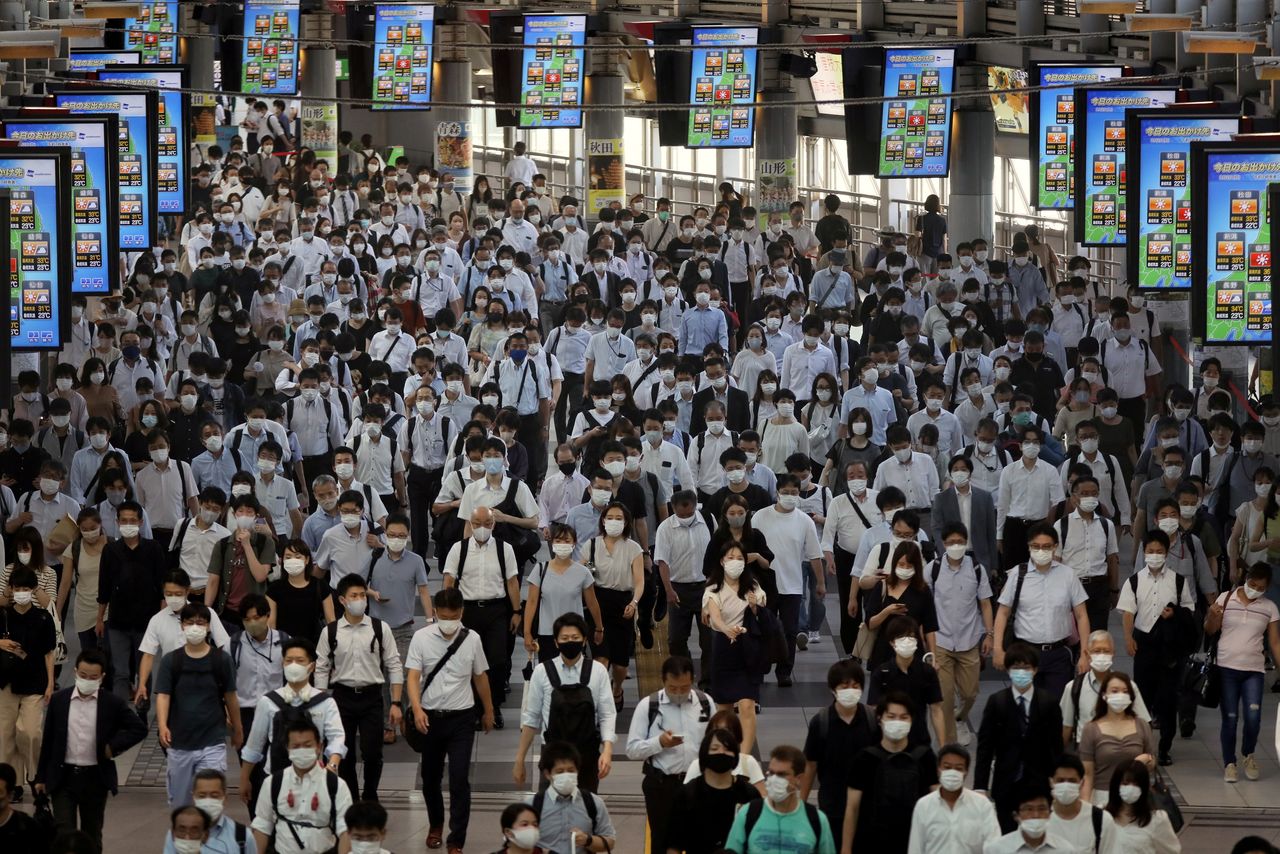 Commuters wearing face masks arrive at Shinagawa Station at the start of the working day amid the coronavirus disease (COVID-19) outbreak, in Tokyo, Japan, August 2, 2021 .REUTERS/Kevin Coombs TPX IMAGES OF THE DAY