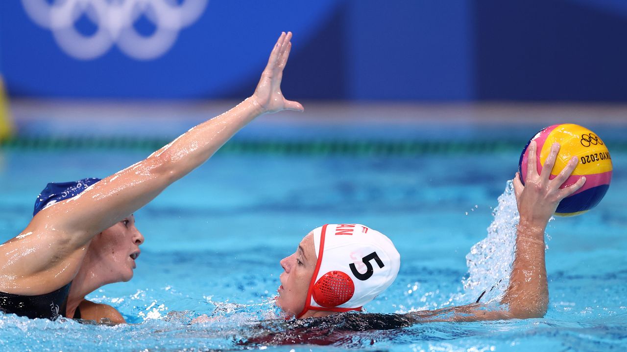 Tokyo 2020 Olympics - Water Polo - Women - Quarterfinal - Canada v United States - Tatsumi Water Polo Centre, Tokyo, Japan - August 3, 2021. Rachel Fattal of the United States and Monika Eggens of Canada in action. REUTERS/Gonzalo Fuentes