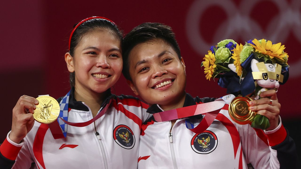 FILE PHOTO: Tokyo 2020 Olympics - Badminton - Women