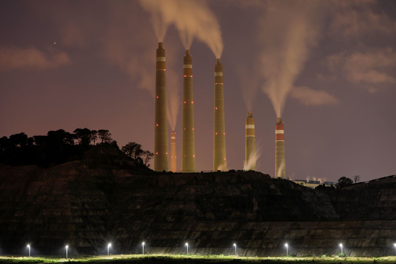 De la fumée et de la vapeur s'échappent de la centrale au charbon appartenant à Indonesia Power, à côté d'une zone pour le projet de centrale à vapeur au charbon Java 9 et 10 à Suralaya, province de Banten, Indonésie, le 11 juillet 2020. REUTERS/Willy Kurniawan/ Fichier photo