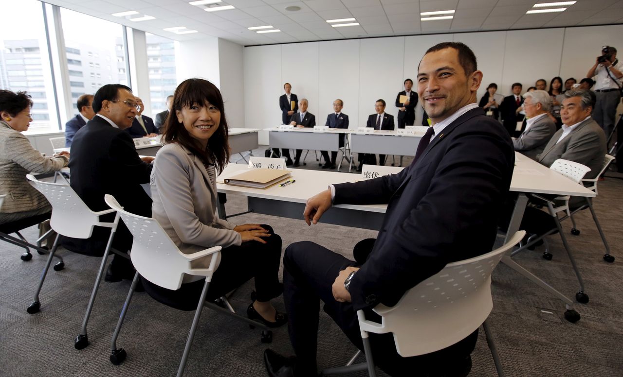 FILE PHOTO: Olympic gold medal-winning marathon runner and Japanese Olympic Committee Executive Board Member Naoko Takahashi (center L) and Olympic gold medal-winning hammer thrower and Tokyo 2020 Sports Director Koji Murofushi (center R) pose for photos before the meeting of the Tokyo 2020 Olympic Games Additional Event Programme Panel in Tokyo June 22, 2015. REUTERS/Toru Hanai