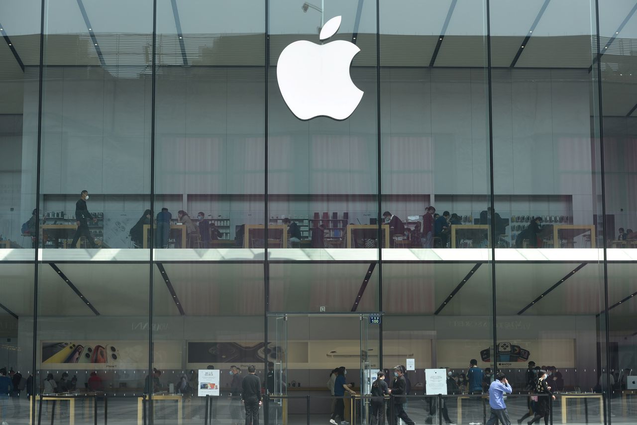 People wearing face masks following the coronavirus disease (COVID-19) outbreak are seen at an Apple store as the new iPhone SE goes on sale, in Hangzhou, Zhejiang province, China April 24, 2020. China Daily via REUTERS/File Photo