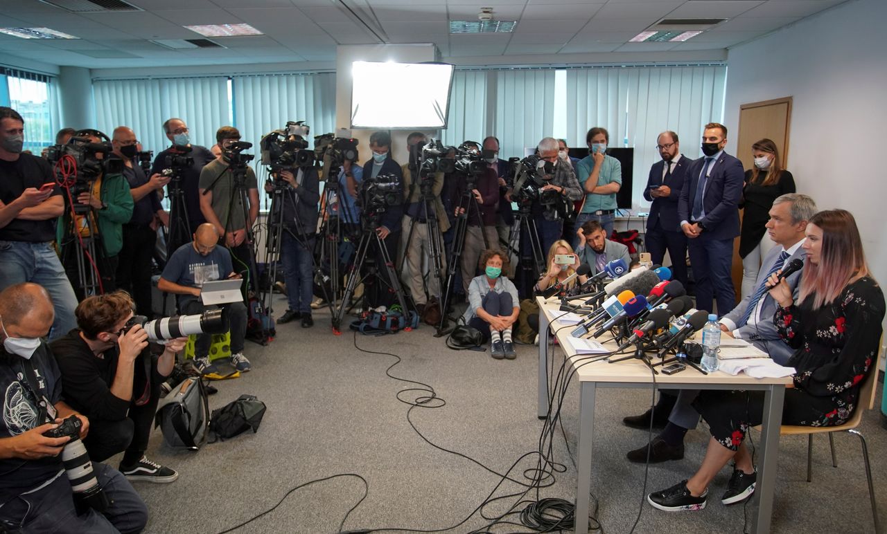 Belarusian sprinter Krystsina Tsimanouskaya, who left the Olympic Games in Tokyo and seeks asylum in Poland, and Belarusian opposition politician Pavel Latushka attend a news conference in Warsaw, Poland August 5, 2021. REUTERS/Darek Golik
