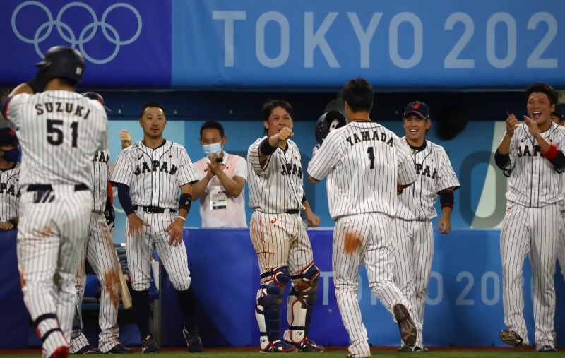 Tokyo 2020 Olympics - Baseball - Men - Gold Medal Match - United States v Japan - Yokohama Baseball Stadium, Yokohama, Japan - August 7, 2021. Tetsuto Yamada of Japan celebrates with teammates. REUTERS/Jorge Silva