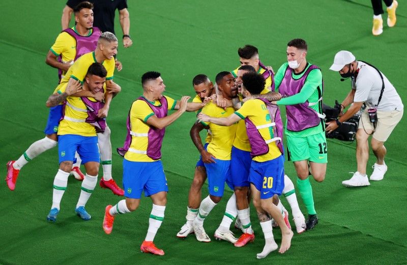 Tokyo 2020 Olympics - Soccer Football - Men - Gold medal match - Brazil v Spain - International Stadium Yokohama, Yokohama, Japan - August 7, 2021. Malcom of Brazil celebrates scoring their second goal with teammates. REUTERS/Stoyan Nenov