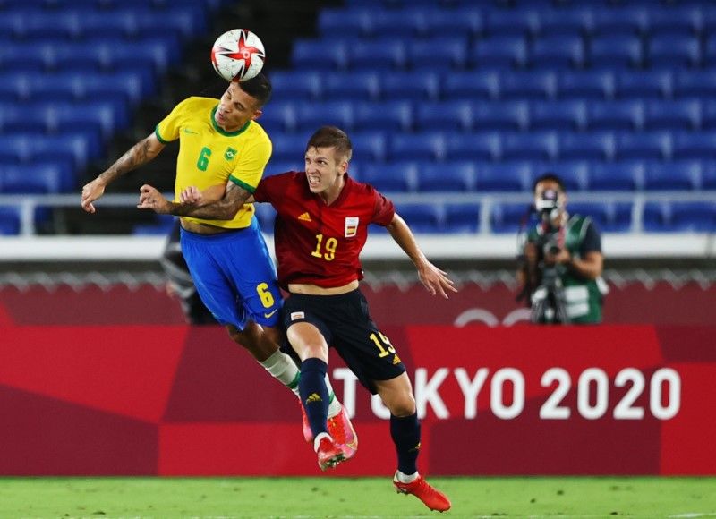 Tokyo 2020 Olympics - Soccer Football - Men - Gold medal match - Brazil v Spain - International Stadium Yokohama, Yokohama, Japan - August 7, 2021. Guilherme Arana of Brazil in action with Dani Olmo of Spain. REUTERS/Amr Abdallah Dalsh