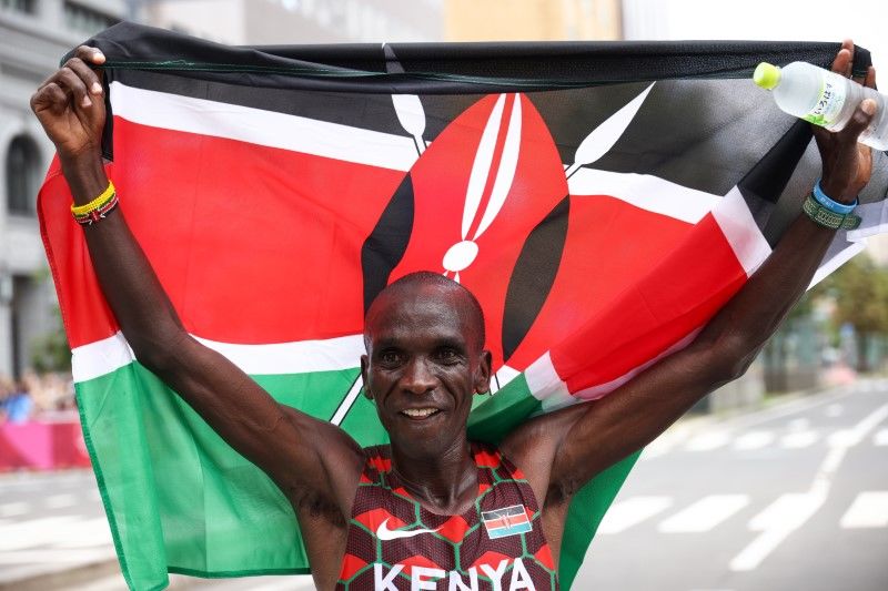 Olympics-Athletics-Kenya's Kipchoge cements legacy with back-to-back m...