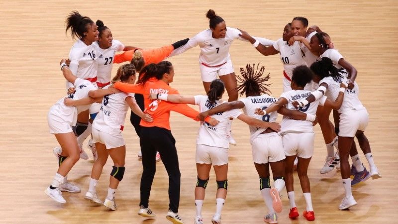 Tokyo 2020 Olympics - Handball - Women - Gold medal match - Russian Olympic Committee v France - Yoyogi National Stadium - Tokyo, Japan - August 8, 2021. Team members of France celebrate after winning gold REUTERS/Susana Vera