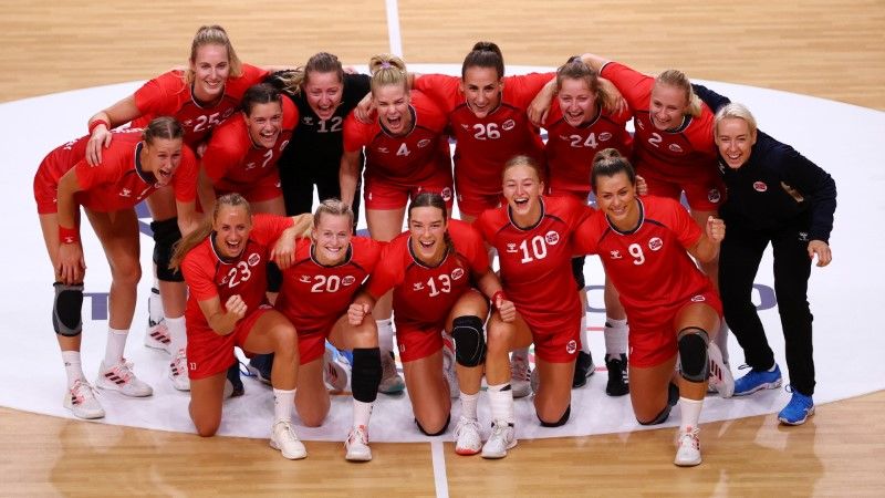 Tokyo 2020 Olympics - Handball - Women - Bronze medal match - Norway v Sweden - Yoyogi National Stadium - Tokyo, Japan - August 8, 2021. Team members of Norway pose after winning bronze REUTERS/Susana Vera
