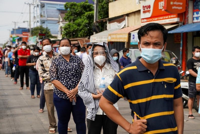 FILE PHOTO: People wait in line before being vaccinated against coronavirus disease (COVID-19) in Phnom Penh, Cambodia, April 22, 2021. REUTERS/Cindy Liu