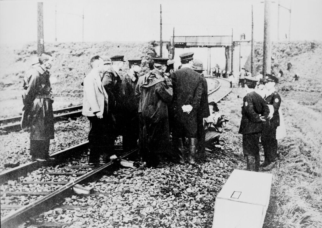 Authorities gather at the railway in Adachi, northern Tokyo, where Japanese National Railways President Shimoyama Sadanori died in July 1949. (© Kyōdō)