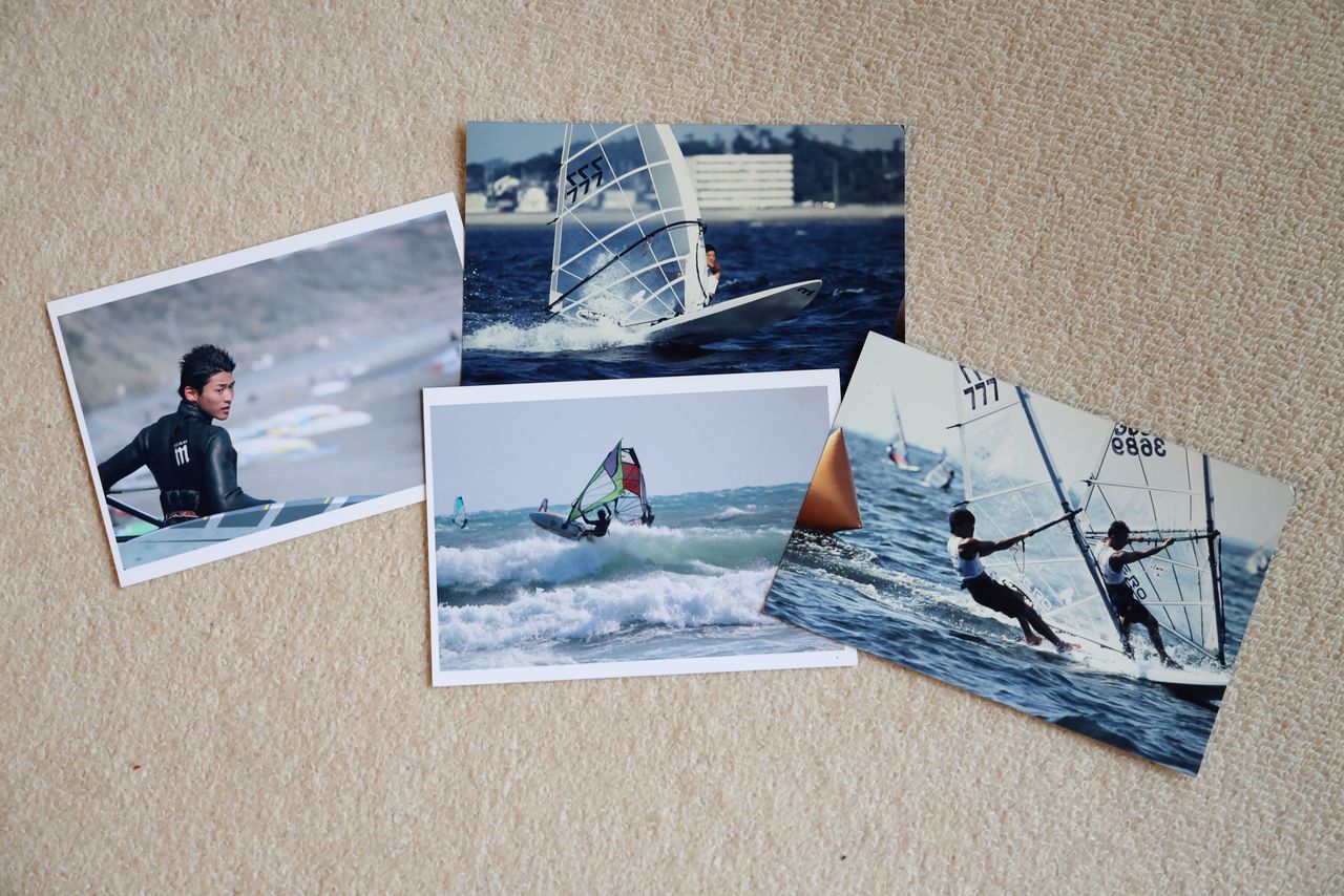 Photos from the days when Hirose aimed to compete in windsurfing in the 2000 Sydney Olympic Games. Nowadays, he enjoys reminiscing over the photos with his children. (© Hanai Tomoko)