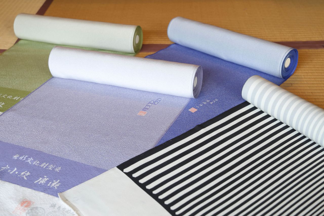 Kimono fabric is woven in bolts just over 30 centimeters wide. In addition to the stripe pattern on the right, Edo-komon comes in diverse patterns. The challenge for dyers is to decide which color to dye a particular pattern; depending on the dyer, subtle color differences can emerge. (© Hanai Tomoko)
