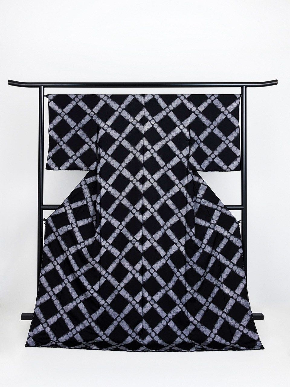 Featuring a popular seventeenth-century design modeled on the parquet flooring at the Palace of Versailles, this new Paris-komon created in 2023 is the result of Hirose’s collaboration with designers in Paris. The design was also written up in a French magazine. (Courtesy of Hirose Yūichi)