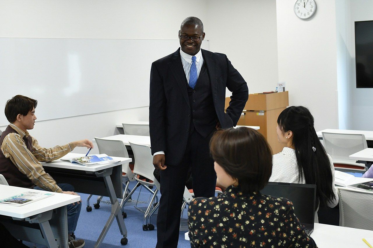 Niyonsaba lectures students on fighting infectious diseases. (Courtesy of Juntendō University)