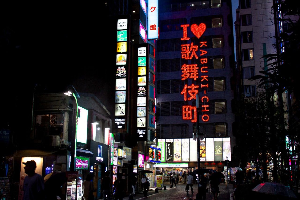 A backstreet on the east side of the Shinjuku Tōhō Building in Kabukichō, June 2025. The area has become a magnet for marginalized teens and the adults who prey on them. (© Nippon.com)