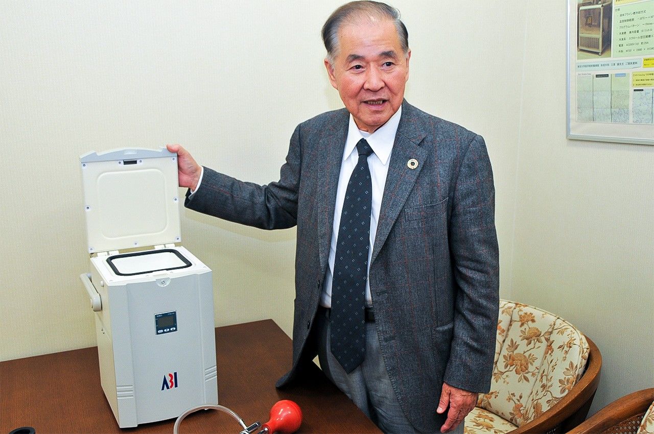 The LAB-1 device uses CAS technology to keep cells alive for medical research.