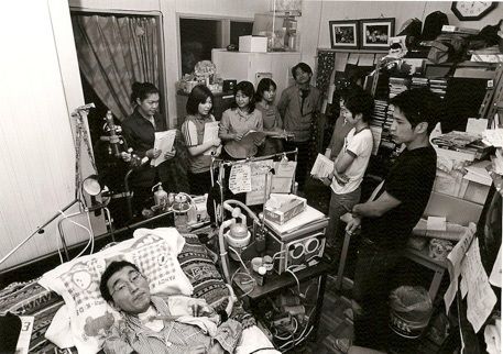 Nursing students receive caregiving training from Shikano. Watanabe is shown standing fifth from left. (© Takahashi Masayuki)