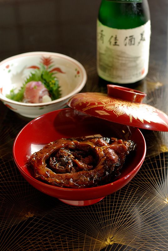 Sweet steamed carp—a local delicacy—served with a bottle of the inn’s own sake, named after the message in Noguchi Hideyo’s calligraphy.