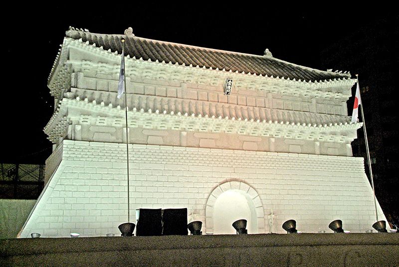 Sculpture of well-known South Korean landmark Sungnyemun (2009). (© HBC)