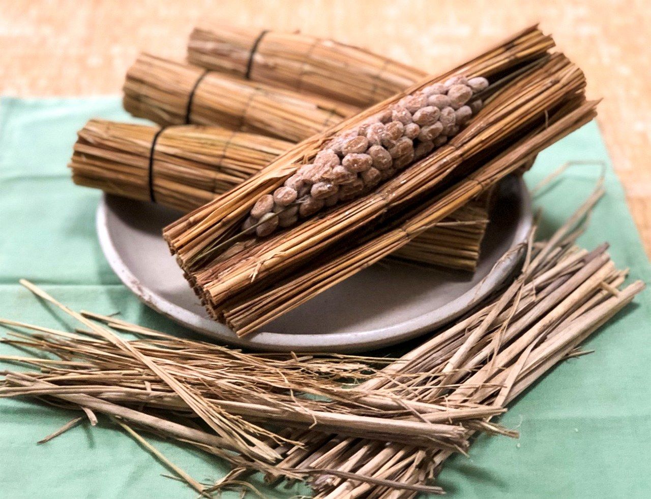 El nattō de antaño se elaboraba envolviendo los granos de soja cocidos en paja de arroz.
