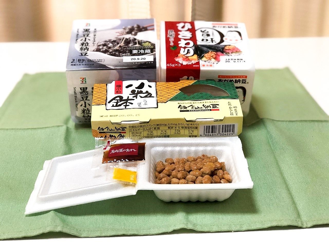 Los tipos de embalaje de nattō incluyen bandejas de poliestireno y vasos de papel.
