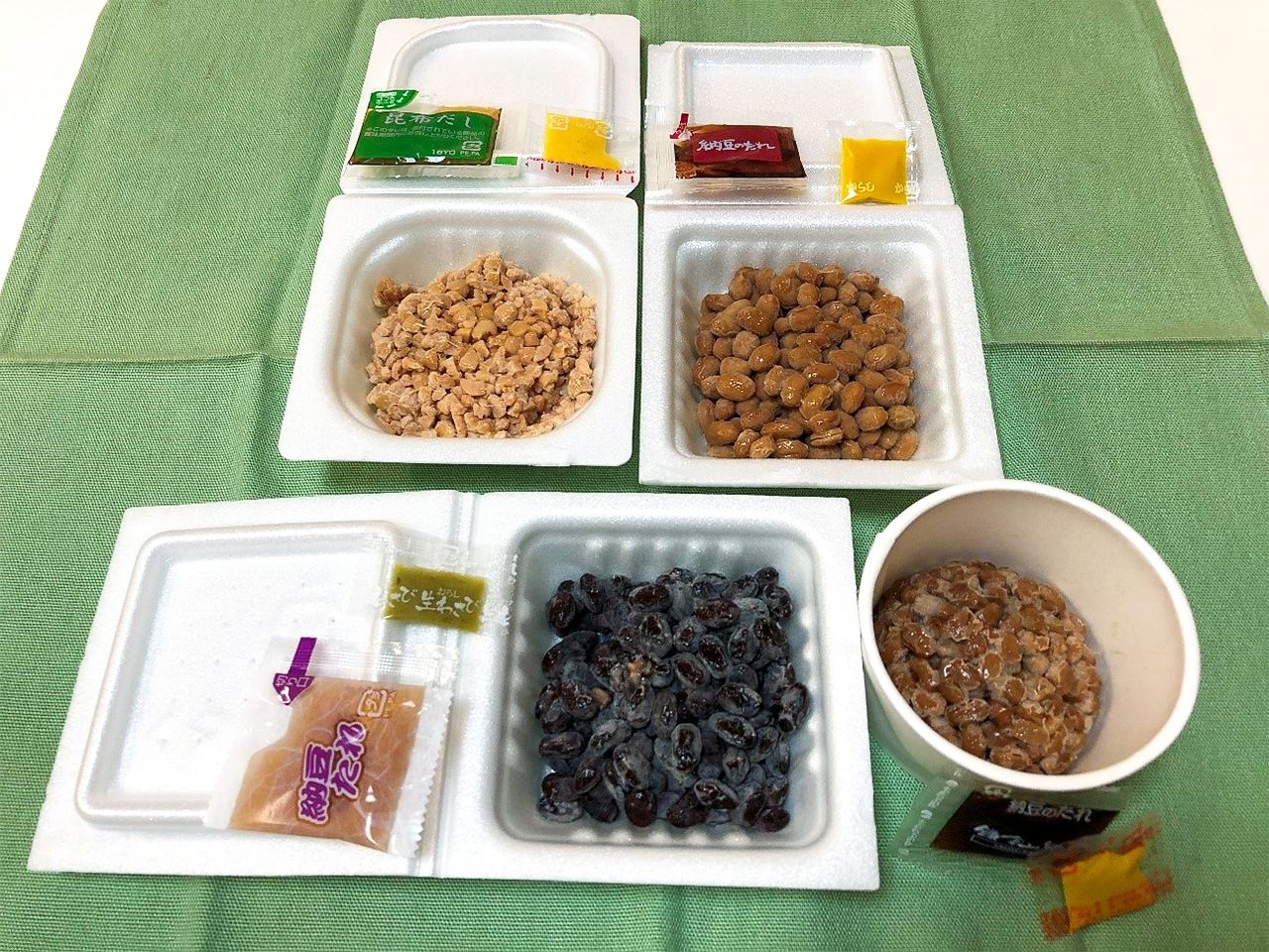 El nattō viene en una gama de variedades, incluyendo granos de soja agrietados, enteros y negros.