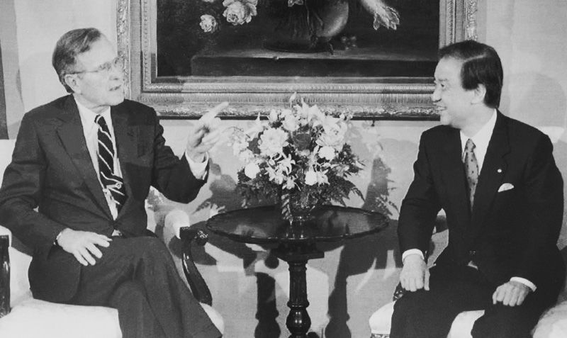 El primer ministro japonés Kaifu Toshiki se reúne con el presidente de EE.UU. George H. W. Bush en un hotel de Nueva York (29 de septiembre de 1990). Foto: Jiji Press Ltd.