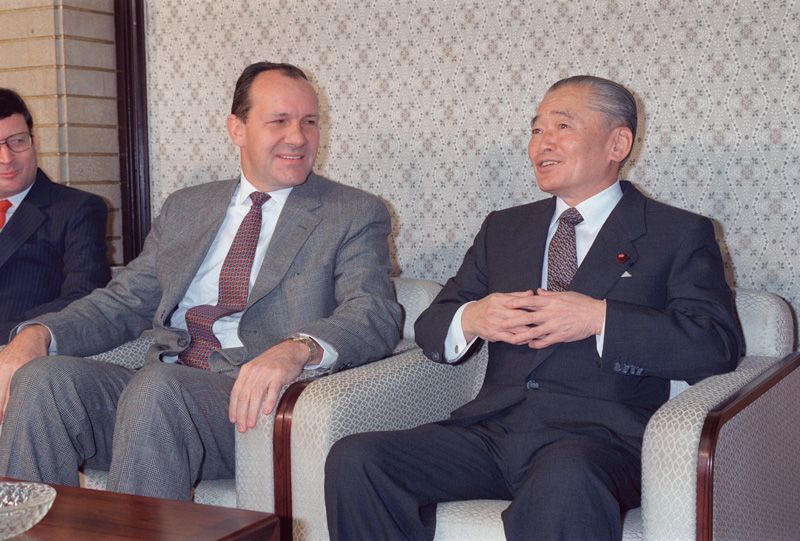 El embajador estadounidense Michael Armacost visita al primer ministro japonés Takeshita Noboru en su nombramiento como embajador (18 de mayo de 1989). Foto: Jiji Press Ltd.
