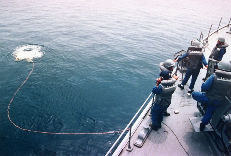 Tropas de las Fuerzas de Autodefensa enviadas para contribuir a las acciones de desactivación de minas submarinas mediante control remoto (19 de junio de 1991). Foto: Fuerzas de Autodefensa Marinas; Jiji Press Ltd.