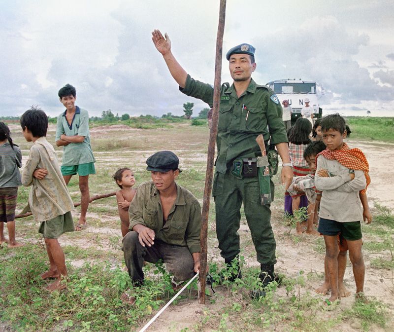 Miembros de las Fuerzas de Autodefensa japonesas en la ciudad de Takéo, Camboya, llevando a cabo operaciones de mantenimiento de la paz con la cooperación de la población local (8 de octubre de 1992). Foto: Jiji Press Ltd.