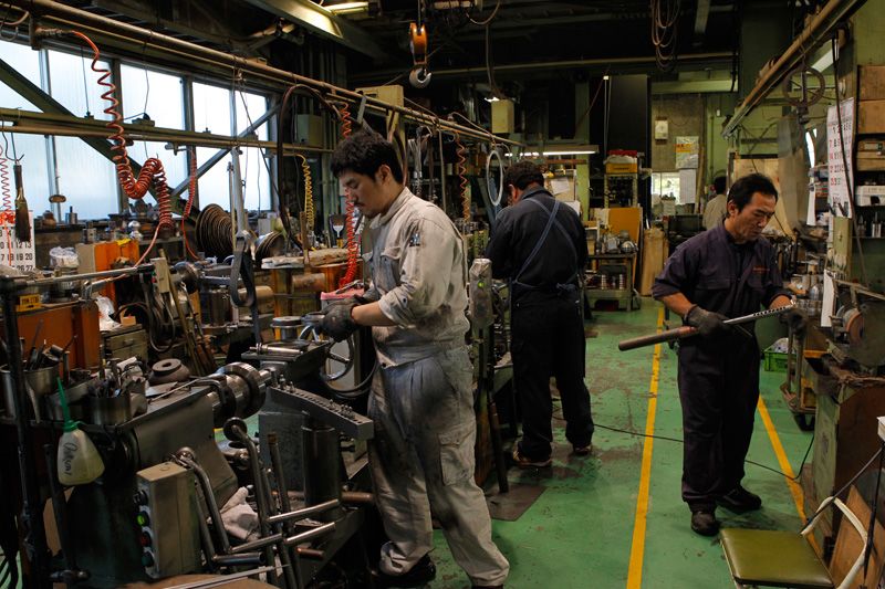 Estos artesanos trabajan con una mayor precisión que las máquinas y fabrican productos que sirven para tecnología punta.